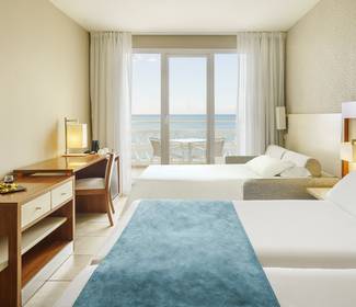 Chambre triple avec vue sur la mer Hotel ILUNION Fuengirola Chambre triple avec vue sur la mer Hotel ILUNION Fuengirola
