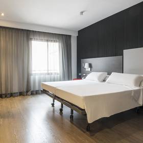 Chambre accessible ilunion suites madrid Hotel ILUNION Suites Madrid