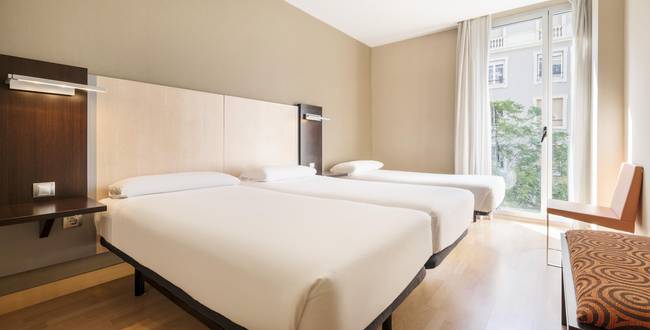CHAMBRES TRIPLES ILUNION AUDITORI CHAMBRES TRIPLES ILUNION AUDITORI