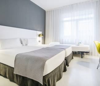 Chambre double + lit d'appoint Hôtel ILUNION Bilbao Chambre double + lit d'appoint Hôtel ILUNION Bilbao