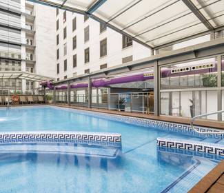 Piscine extérieure et intérieure Hotel ILUNION Málaga Piscine extérieure et intérieure Hotel ILUNION Málaga