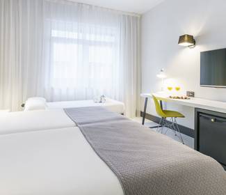 Chambre double + lit d'appoint Hôtel ILUNION Bilbao Chambre double + lit d'appoint Hôtel ILUNION Bilbao