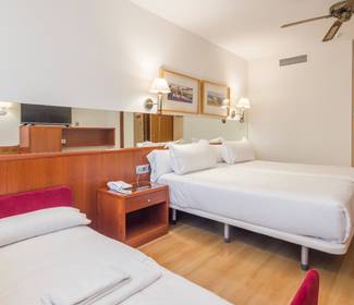 Chambre triple Hôtel ILUNION Les Corts – Spa Barcelone Chambre triple Hôtel ILUNION Les Corts – Spa Barcelone