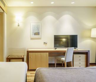 Chambre double avec lit d'appoint Hotel ILUNION Pío XII Madrid Chambre double avec lit d'appoint Hotel ILUNION Pío XII Madrid