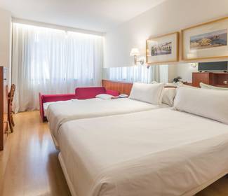 Chambre triple Hôtel ILUNION Les Corts – Spa Barcelone Chambre triple Hôtel ILUNION Les Corts – Spa Barcelone