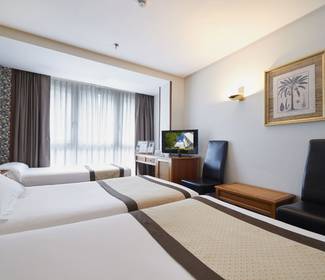 Chambre triple avec terrasse (2 adultes + 1 enfant) Hôtel ILUNION San Sebastián Saint-Sébastien Chambre triple avec terrasse (2 adultes + 1 enfant) Hôtel ILUNION San Sebastián Saint-Sébastien