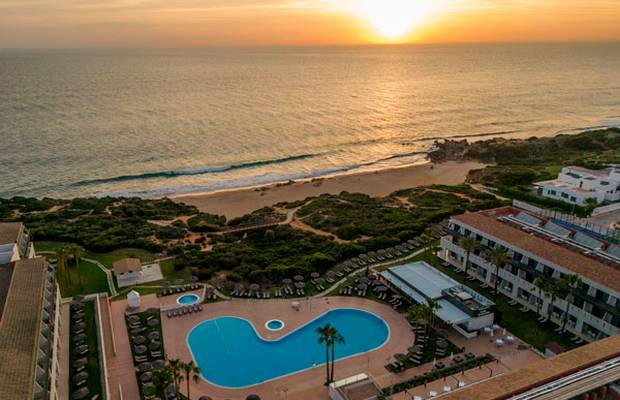Profitez de l'été à fond. Hotel ILUNION Calas de Conil Conil de la Frontera