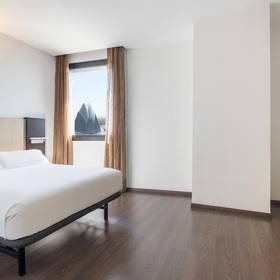 CHAMBRE ACCESSIBLE ILUNION AQUA 4 CHAMBRE ACCESSIBLE ILUNION AQUA 4