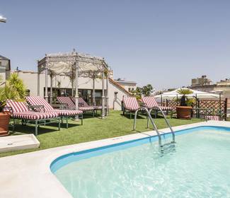 Piscine-solarium Hotel ILUNION Mérida Palace Piscine-solarium Hotel ILUNION Mérida Palace