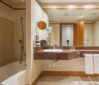 Chambre triple Hôtel ILUNION Les Corts – Spa Barcelone Chambre triple Hôtel ILUNION Les Corts – Spa Barcelone