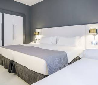 Chambre double + lit d'appoint Hôtel ILUNION Bilbao Chambre double + lit d'appoint Hôtel ILUNION Bilbao
