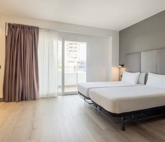 Chambre accessible Hotel ILUNION Romareda Saragosse Chambre accessible Hotel ILUNION Romareda Saragosse